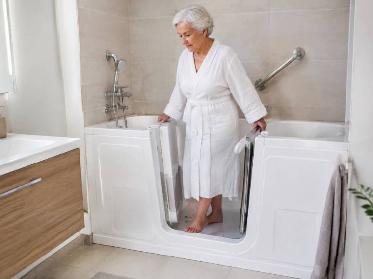 Amenagement baignoire senior : quelles solutions pour sécuriser la salle de bains