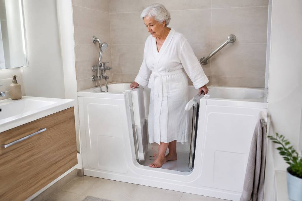 Amenagement baignoire senior : quelles solutions pour sécuriser la salle de bains